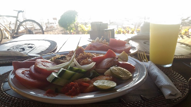 バリ島サヌール 海沿いのホテルの朝食